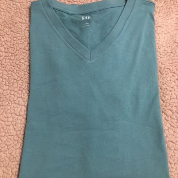 Gap V-Neck T-Shirt  Size Large   NWT - Picture 1 of 6